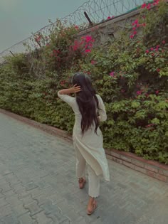 attractive instagram hidden face dp for girls