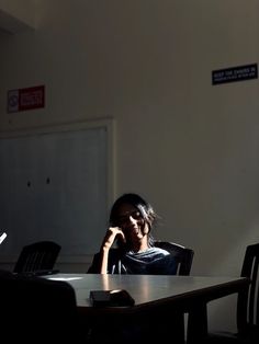 black and white girl mirror selfie poses saree