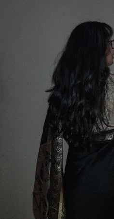 black and white girl mirror selfie poses saree