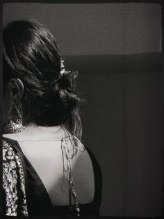 black and white girl mirror selfie poses saree