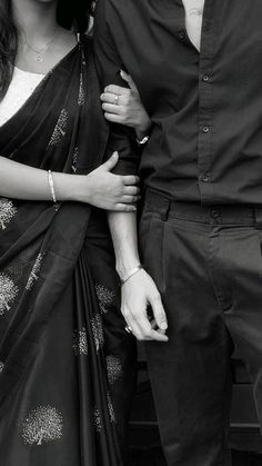 black and white girl mirror selfie poses saree