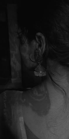 black and white girl mirror selfie poses saree