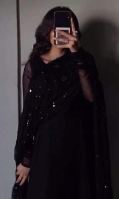 black and white girl mirror selfie poses saree