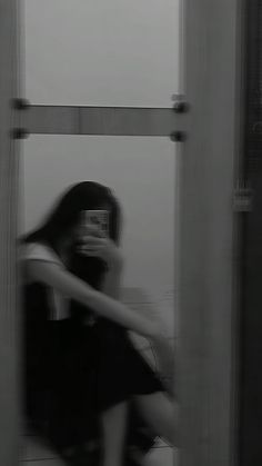 black and white girl mirror selfie poses saree