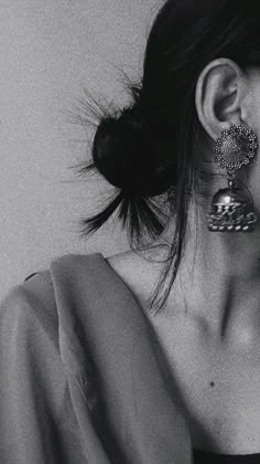 black and white girl mirror selfie poses saree