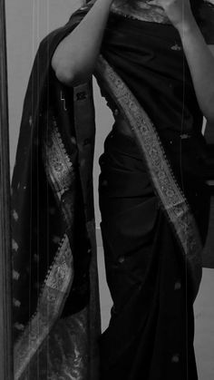 black and white girl mirror selfie poses saree
