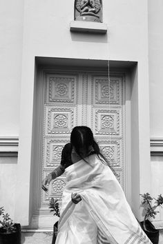 black and white girl mirror selfie poses saree