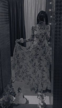 black and white girl mirror selfie poses saree