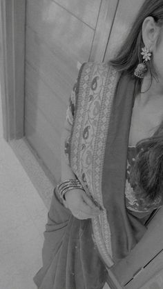 black and white girl mirror selfie poses saree