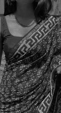 black and white girl mirror selfie poses saree