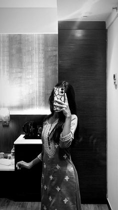 black and white girl mirror selfie poses saree