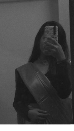 black and white girl mirror selfie poses saree