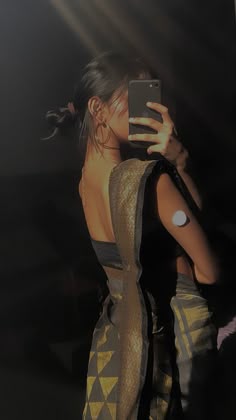 black and white girl mirror selfie poses saree