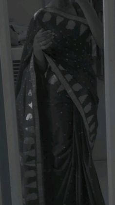 black and white girl mirror selfie poses saree