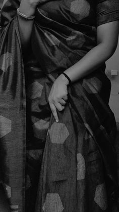 black and white girl mirror selfie poses saree