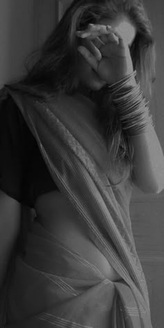 black and white girl mirror selfie poses saree