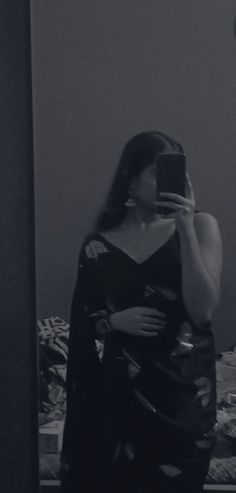 black and white girl mirror selfie poses saree