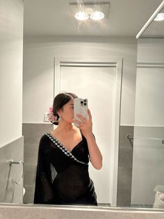 black and white girl mirror selfie poses saree