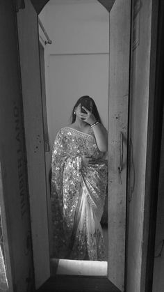 black and white girl mirror selfie poses saree