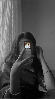 black and white girl mirror selfie poses saree
