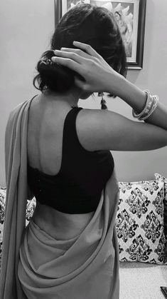 black and white girl mirror selfie poses saree