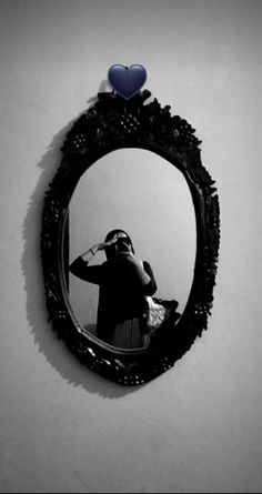 black and white girl mirror selfie poses saree