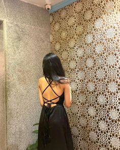 black and white girl mirror selfie poses saree