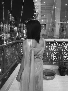 black and white girl mirror selfie poses saree