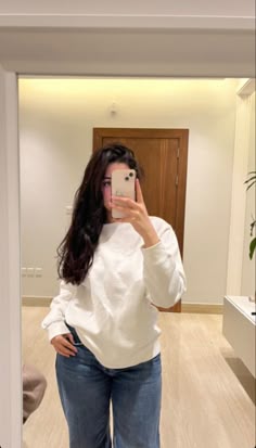 cute girl mirror selfie poses