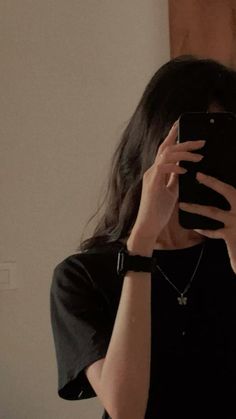 cute girl mirror selfie poses