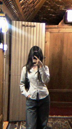 cute girl mirror selfie poses