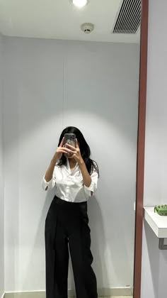 cute girl mirror selfie poses