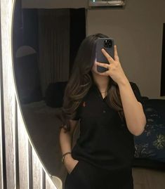 cute girl mirror selfie poses