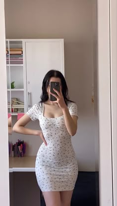 cute girl mirror selfie poses