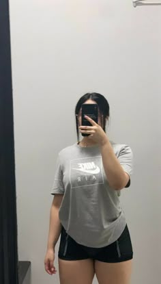 cute girl mirror selfie poses