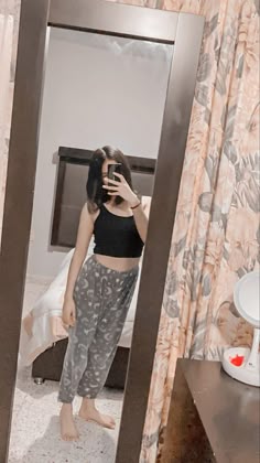 cute girl mirror selfie poses