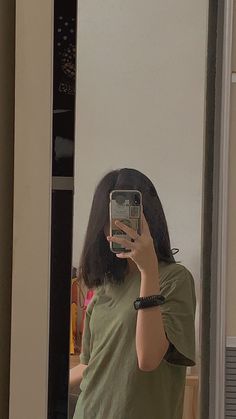 cute girl mirror selfie poses