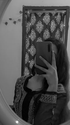 cute girl mirror selfie poses