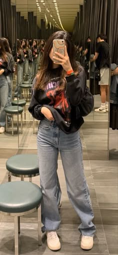 cute girl mirror selfie poses