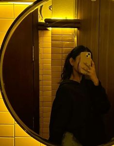 cute girl mirror selfie poses