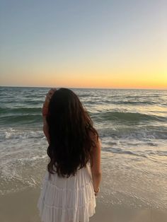 faceless beach aesthetic girl