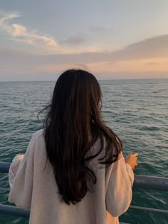 faceless beach aesthetic girl