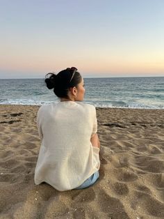 faceless beach aesthetic girl