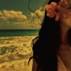 faceless beach aesthetic girl