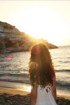 faceless beach aesthetic girl