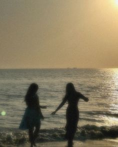 faceless beach aesthetic girl