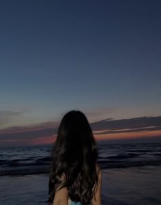 faceless beach aesthetic girl