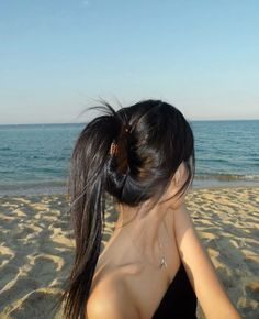 faceless beach aesthetic girl
