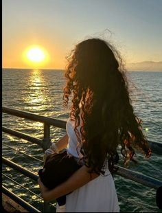 faceless beach aesthetic girl