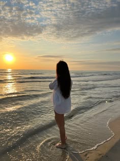 faceless beach aesthetic girl